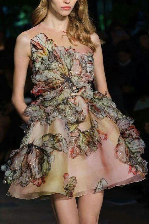 Elie Saab Haute Couture, Haute Couture Details, Stunning Fashion, Elie Saab Spring, Elie Saab Couture, Textile Print, Super Secret, Princess Dresses, Couture Details