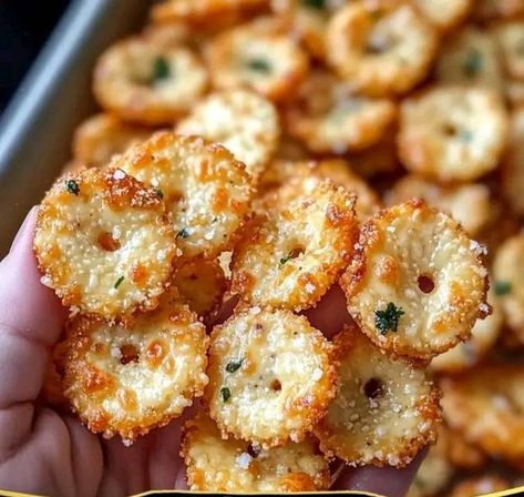 Grandma's Old Recipes🍖🧁 | My kids couldn’t get enough of these garlic bread Ritz Bits | Facebook Cheese Cracker Recipe, Ritz Bits, Seasoned Crackers, Ritz Cracker Recipes, Cheesy Crackers, Christmas Pudding Recipes, Ritz Cracker, 3 Ingredient Recipes, Delicious Soup Recipes