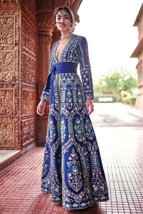 Exclusive Gowns, Trendy Outfits Indian, Traditional Indian Dress, Outfits Indian, Salwar Kamiz, Dresses Traditional, Indian Dresses Traditional, Traditional Indian Outfits, Ethnic Outfits