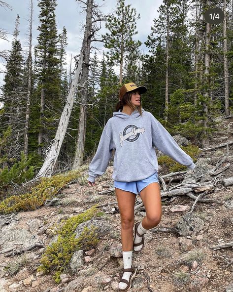 Spring Hiking Outfits, Stylish Hiking Outfit, Hiking Outfit Ideas, Cabin Outfit, Granola Outfits, Camping Outfit, Granola Style, Cute Hiking Outfit, Granola Girl Aesthetic