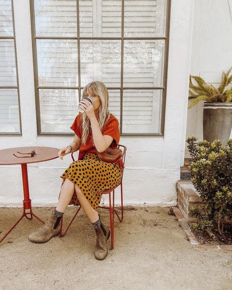 Love this summer outfit with Blundstone Boots and Skirts. #Regram via @CbiBBmTgFIF Blundstones And Skirts Outfit, Skirt And Blundstone Outfit, Blundstones With Skirt, Summer Chelsea Boots Outfit, Blundstone Skirt Outfit, Blunderstone Women Outfit, Boots Midi Skirt Outfit, Blundstone With Dress, Blundstones With Dress