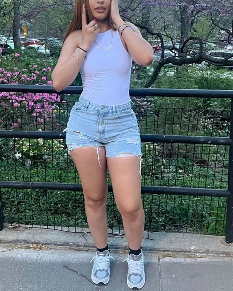 Baddie Soccer Outfits, Hot Weather Outfits For School Baddie, Activity Outfits For Women, Tight Jorts Outfit Idea, Summer Fits Inspo 2024, Light Denim Shorts Outfit, Outfits For Six Flags, Plain Outfit Ideas, Blue Outfit Aesthetic Summer