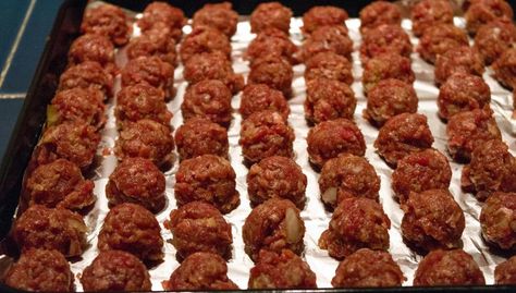 How Many Meatballs Do You Need to Feed 100 People? Deer Meatballs, Freezer Meatballs, Everyday Cheapskate, Venison Meatballs, Easy Meatballs, Baked Meatballs, Deer Recipes, How To Make Meatballs, Deer Meat Recipes