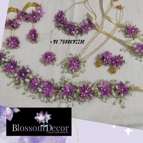 Purple colour flower jewellery Purple Flower Jewellery For Haldi, Purple Floral Jewellery, Mehendi Jewellery, Artificial Flower Jewellery, Purple Colour Flowers, Flower Jewellery For Haldi, Haldi Dress, Bridal Jewellery Design, Purple Colour