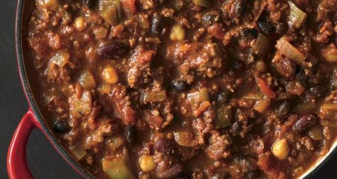 Made with ground beef, veggies, beans, and the perfect blend of seasonings, this award-winning firehouse chili is a true crowd-pleaser. Blueberry Oatmeal Crisp, Firehouse Meals, Firehouse Chili, New England Recipes, England Recipes, New England Food, Oatmeal Crisp, Indian Pudding, Chicken Pot Pie Filling