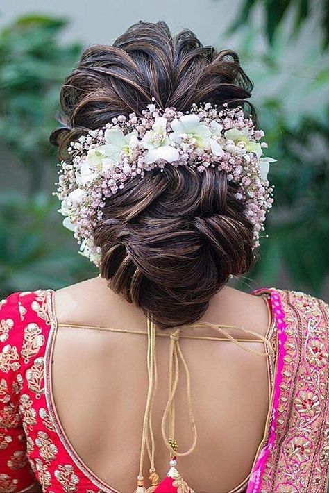 42 Chic And Easy Wedding Guest Hairstyles ❤ wedding guest hairstyles ethnic indian style with white flowers on dark hair jasminebeauty #weddingforward #wedding #bride #weddinghair #weddingguesthairstyles Indian Wedding Guest, Easy Wedding Guest Hairstyles, Hairstyles For Indian Wedding, Bridal Hairstyle Indian Wedding, Dunner Wordend Haar, Wedding Bun Hairstyles, Engagement Hairstyles, Bridal Bun, Bridal Hairdo