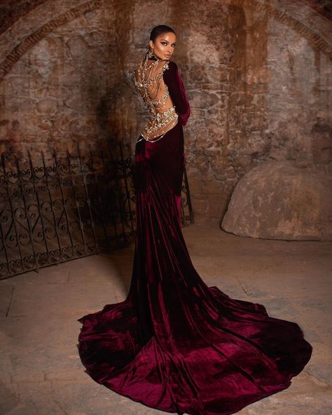 Red Velvet Prom Dress, Estilo Madison Beer, High Neck Prom Dress, Velvet Prom Dress, Ruffle Gown, Long Sleeve Evening Dresses, Pretty Prom Dresses, High Neck Long Sleeve, Glam Dresses