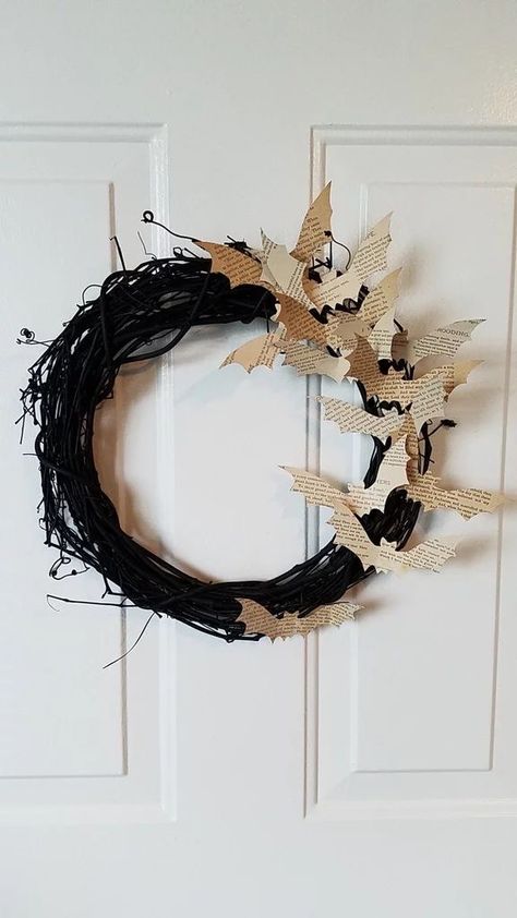 Halloween Entry Table, Pumpkin Song, Halloween Infantil, Homemade Halloween Decorations, Diy Halloween Wreath, Diy Halloween Decor, Adornos Halloween, Halloween Tattoo, Halloween Crafts Decorations