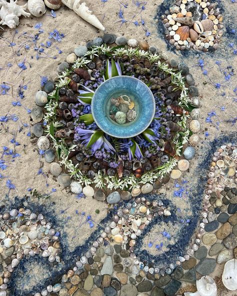 02/05/2024 - Autumn 🍂 📍Yuggera Country, Willowbank, QLD, Australia @earth_frequency The unfolding of this Earth Altar at @earth_frequency festival on the weekend was full of ease, fun & flow and might possibly be my favourite one yet. Thank you to my wing woman @emilyjaynemarshall for always being the best assistant and all the volunteers who joined us in the creative process - team work does make the dream work ✨ Seeing people have their moments with the Altar and hearing about what it m... Earth Alter, Earth Altering, Earth Offerings, Earth Frequency, Earth Altar, The Volunteers, Team Work, The Creative Process, 2025 Vision