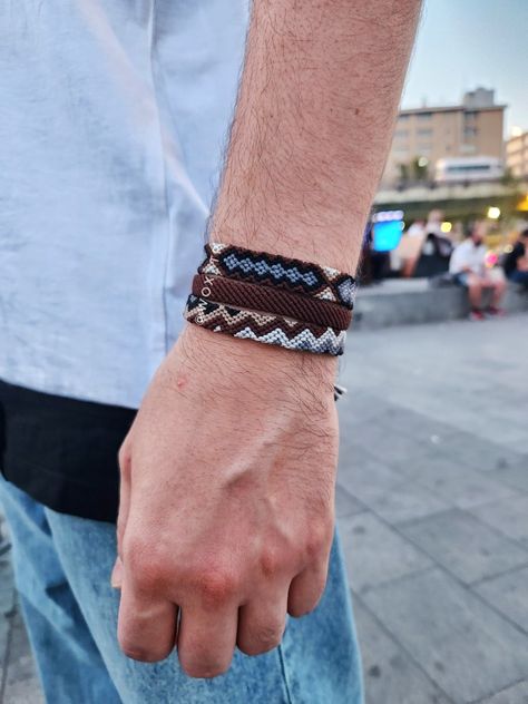 Friendship bileklik Manly Bracelet Patterns, Men’s Friendship Bracelet Pattern, Male Friendship Bracelet, Friendship Bracelets Men, Boy Friendship Bracelets, Bracelets For Men Diy, Man Friendship Bracelet, Friendship Bracelets For Guys, Mens Friendship Bracelet