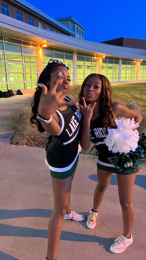 Cheer Black Women, College Cheer Poses, Cheer Friend Pictures, Cheer Photoshoot Poses Duo, Cheer Astethic, Black Cheerleader Aesthetic, Football And Cheerleader Pictures, Cute Cheerleader Outfits, Highschool Cheer Aesthetic