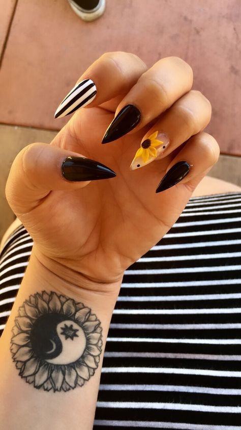 Black Eyed Susan Nails, Dark Sunflower Nails, Black And Sunflower Nails, Sunflower Nails Black, Black Nails With Sunflower Design, Black Nails With Sunflower, Black Sunflower Nails, Fall Sunflower Nails, Cranberry Nails