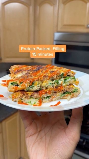 Low Calorie Omelette, Healthy Cheeseburger, Sugar Free Ketchup, Low Fat Cheese, Protein Pack, Healthy Chicken Recipes, Healthy Chicken, 2 People, Sriracha