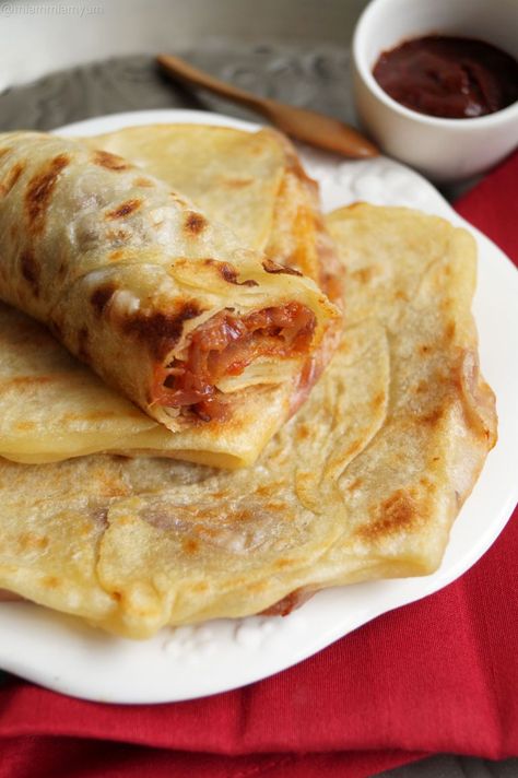 Mahjouba - Algerian pancakes filled with tomatoes & onions - street food Arabisk Mad, Algerian Recipes, Moroccan Food, Think Food, African Food, Quesadillas, International Recipes, Tortillas, Onions