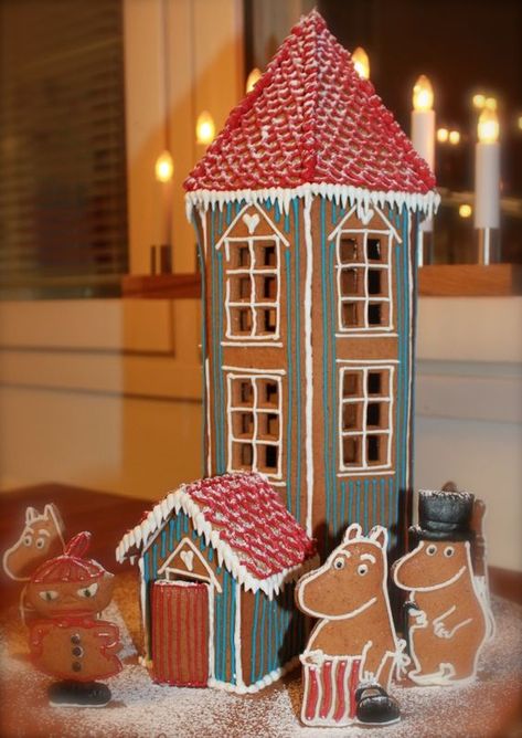 Christmas Moomin, Moomin House, Easy Gingerbread House, Gingerbread Castle, Cool Gingerbread Houses, How To Make Gingerbread, Make A Gingerbread House, Candy Factory, Gingerbread House Decorations