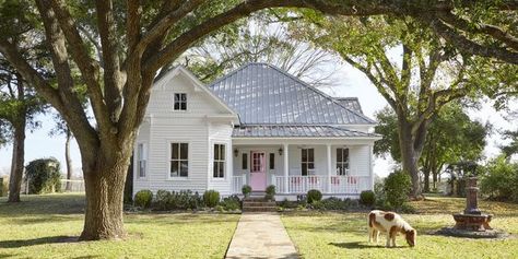 Farmhouse-Front-Door Victorian Farmhouse Plans, Texas Farmhouse, Farmhouse Floor Plans, Farmhouse Front Door, American Farmhouse, Victorian Farmhouse, Farmhouse Landscaping, Pink Door, Farmhouse Front