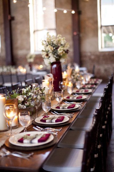 Via: Style Me Pretty / Photography: Millie Holloman Photography / Event + Floral Coordination: Salt Harbor Designs Wine Theme Wedding, Wine Bridesmaid Dresses, Marsala Wedding, Tafel Decor, Maroon Wedding, Wedding Reception Food, Gold Wedding Cake, Wine Theme