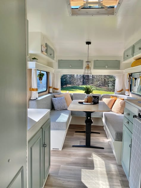 Caravan Renovation Diy, Caravan Interior Makeover, Vintage Caravan Interiors, Diy Caravan, Caravan Vintage, Caravan Living, Home Inspo Exterior, Home Inspo Modern, Caravan Home