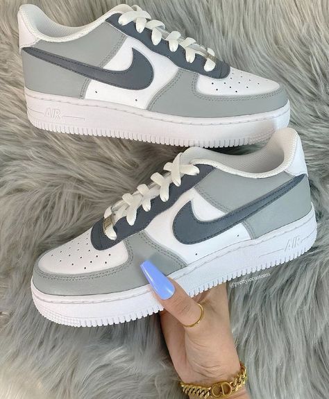 Real Sneakers 👟 on Twitter: "Smoke Grey Air Force 1´s 🤍… " Gray Air Force 1, Nike Shoes Custom, Shoes Af1, Nike Classic Cortez Leather, Air Max 90 Leather, Air Force 1 Shoes, Nike Air Force 1 Custom, Nike Classic Cortez, Pretty Shoes Sneakers