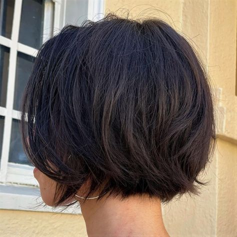 Short Shaggy Razor-Cut Bob French Bob Wavy Hair No Bangs, Long Shaggy Lob For Fine Hair, Short Bobs Curly Hair, Layered Bob For Thick Wavy Hair, Versatile Bob Haircut, Chin Length Bob With Layers Thick Hair, Chin Length Bob No Bangs, Short Choppy Bobs For Thick Hair, Shaggy Italian Bob