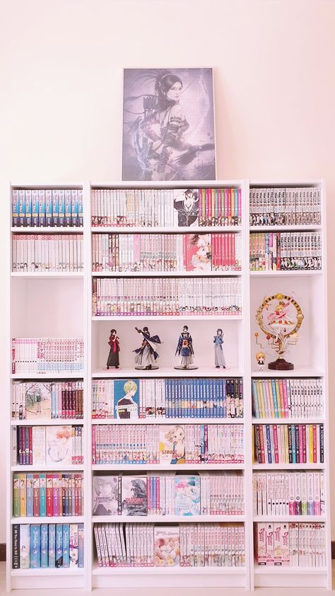 Manga Bookshelf, Otaku Room Aesthetic, Kawaii Bedroom, Otaku Room, Anime Decor, Anime Room, Beach House Style, Gaming Room Setup, Cute Room Ideas