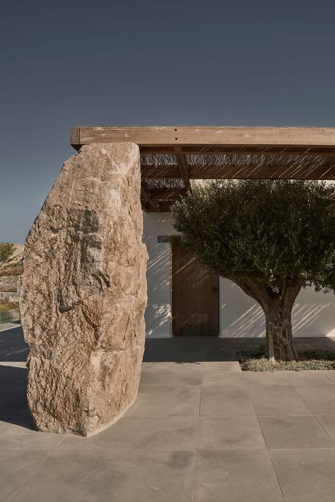 the opportunity by building a house where “form follows emotion rather than function”. Inspired by the humble complexity of Villa Mandra, Greece Architecture, Greek Villas, Summer Living, Scandinavian Minimalism, Mykonos Greece, Luxury Accommodation, Traditional Architecture, Stone House