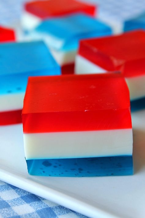 Red, White and Blue Finger Jello #recipe - such a fun (and delicious) little treat to have on hand at warm-weather barbecues... especially for the kids since they love this stuff! Jello Squares, Patriotic Jello, Finger Jello, Vintage Molds, Layered Jello, Blue Fingers, Blue Jello, Kitchen Favorites, Patriotic Food