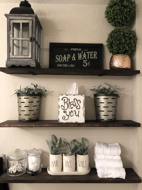 DIY Farmhouse bathroom shelves. Makeover Kamar Mandi, Country Bathroom Decor, Bathroom Shelf Decor, Farmhouse Shelves, Restroom Decor, Rustic Bathroom Decor, Diy Bathroom Decor, Bathroom Shelf, Farmhouse Bathroom Decor