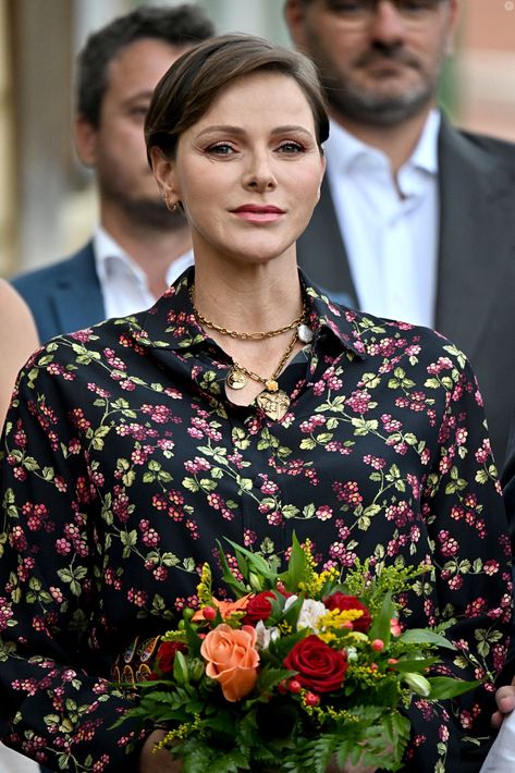 South Africa Honeymoon, Charlene Von Monaco, Princess Charlene Of Monaco, Holding A Bouquet, 46th Birthday, Prince Of Monaco, Royalty Fashion, Runaway Bride, Prince Rainier