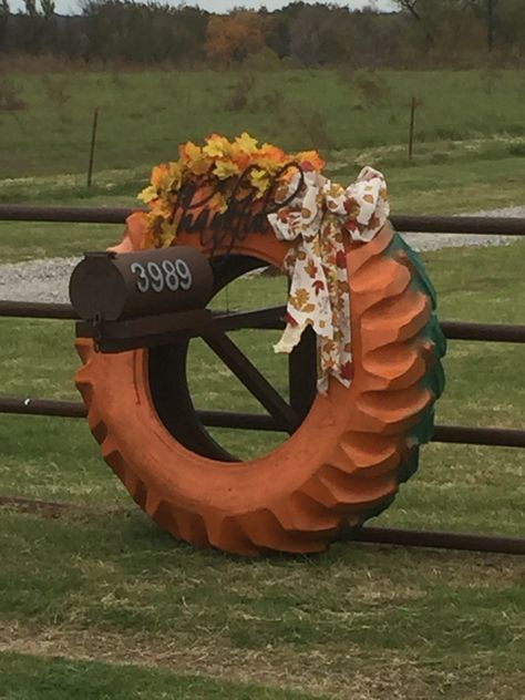 Fall Thanksgiving Decorations using old tractor tire. Tractor Tire Decor Ideas, Tractor Tires Ideas, Tire Decorations Backyards, Old Tractor Tire Ideas, Tractor Tire Christmas Decoration, Tractor Yard Decor, Tire Pumpkins, Old Tractor Landscaping, Tractor Tire Wreath