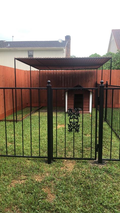 Outdoor Shade For Dogs, Easy Dog Pen Ideas Outdoor, Diy Dog Shelter Outdoor Easy, Playground For Dogs, Dog Patio, Dog Enclosure Ideas Outdoor, Dog Kennel Ideas Outdoor Diy Cheap, Dog Shelter Under Deck, Dog House With Fenced Area