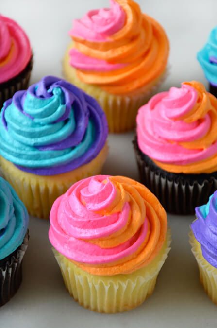 Take your frosting game to a whole new level with my video for how to pipe two-tone swirl frosting onto cakes, cupcakes, brownies and more. Swirl Frosting, Rainbow Cake Recipe, Savory Cakes, Swirl Cupcakes, Rainbow Birthday Cake, Just A Taste, Raspberry Smoothie, Salty Cake, Cupcake Icing