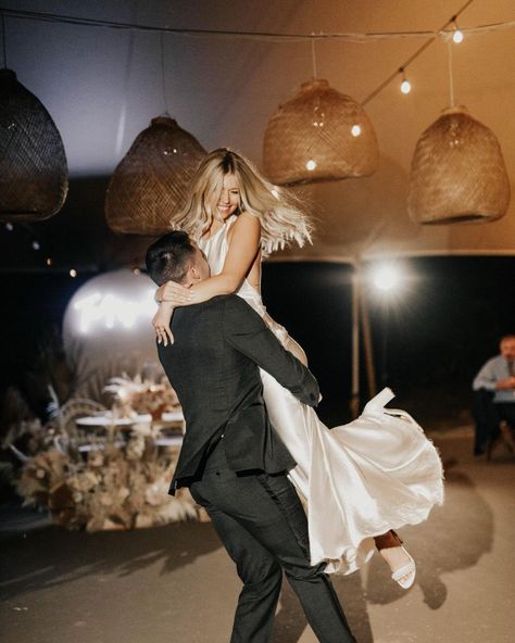 Wedding inspo • Instagram Wedding Photography First Dance, Wedding Photos Dancing, Dancing Wedding Photos, First Dance Photography, Wedding First Dance Photos, First Dance Wedding Photos, Wedding Dancing Photos, Wedding Dance Pictures, Wedding Dance Photos