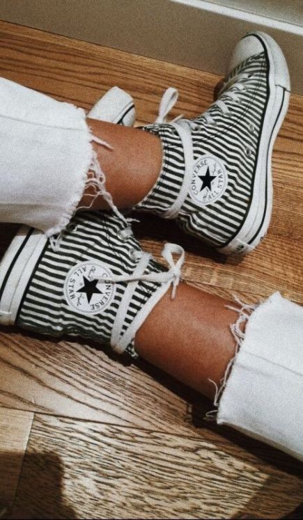 10 Summer Shoes You'll Def Want To Be Wearing This Year - Society19 Loafers Outfit, Chic Heels, Shoe Inspo, Street Outfit, Shoe Closet, Crazy Shoes, Dream Shoes, Shoe Obsession, Fjallraven Kanken