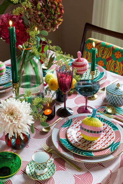 Colorful Tablescapes, Paloma Contreras, Summer Table Settings, Its Christmas Eve, Dinner Party Table, Christmas Shoot, Happy Kitchen, Table Setting Decor, Set Table