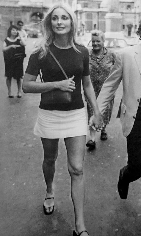 60s Fashion Sharon Tate, Modern 60s Fashion, Sharon Tate Style, 60s Mini Skirt, 60s Fashion Women, 60s Outfits, Style Icons Inspiration, 1950s Models, Beatnik Style