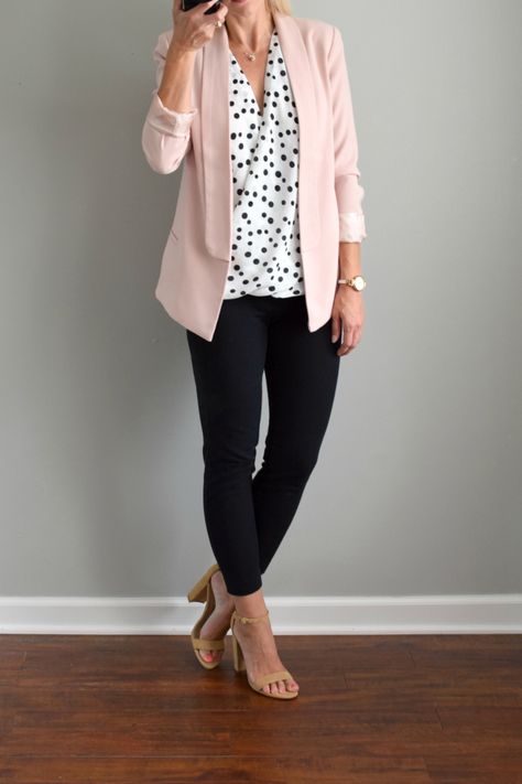 Work, maybe not a pink blazer but it looks cute here Work Attire Women, Mode Rose, Cute Work Outfits, Business Casual Outfits For Work, Traje Casual, Elegante Casual, Stylish Work Outfits, Casual Work Outfits, Work Outfits Women