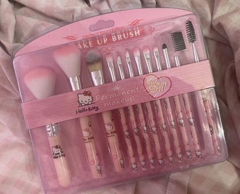 Sanrio Makeup Brushes, Hello Kitty Makeup Brushes, Y2k Makeup Products, Makeup Brushes Aesthetic, Disney Princess Nail Polish, Pink Makeup Brushes, Cute Cosmetics, Juicy Couture Clothes, Kitty Makeup