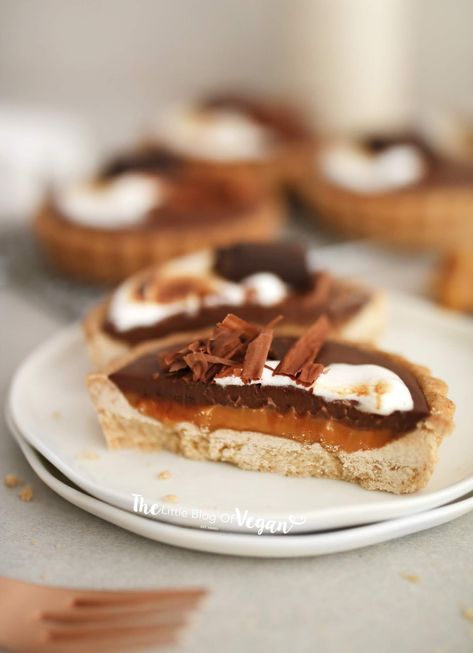 Salted caramel chocolate tartlets recipe Chocolate Tartlets, Milo Cake, Salted Caramel Chocolate Tart, Mini Tartlets, Vegan Salted Caramel, Bakery Aesthetic, Chocolate Tarts, Tartlets Recipe, Caramel Recipe