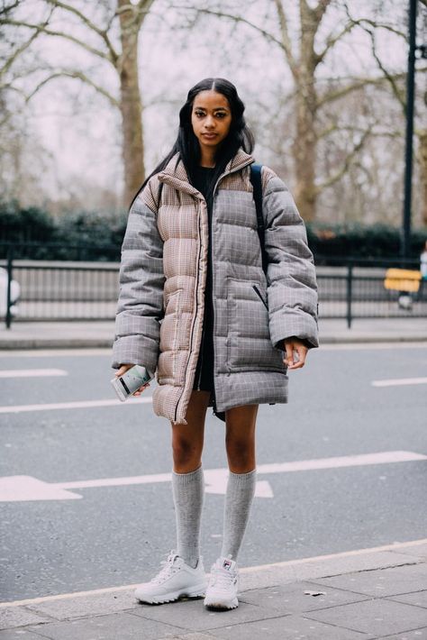 Winter Outfit Idea: A Really Big Jacket and Cool Sneakers Winter Street Style 2020, Big Jacket Outfits, Big Winter Jacket, Big Jacket, Fashion 90s Style, Witch Style, Armor Clothing, Fall Winter Trends, New York Trip