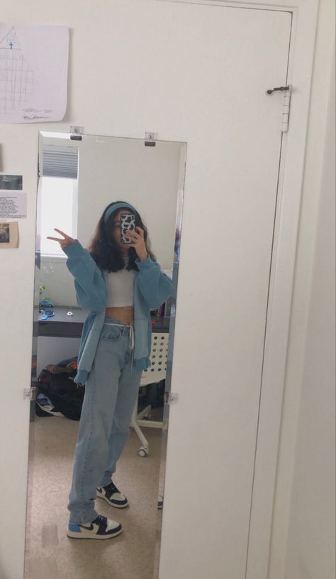 jordan 1 obsidians, blue Blue Jordan 1 Outfit Women, What To Wear With Jordans, Outfit With Jordan 1, Obsidian Outfit, Girl Jordans, Jordan Outfits Womens, Trendy Outfits With Sweatpants, Sister Fashion, Jordan Outfit Women