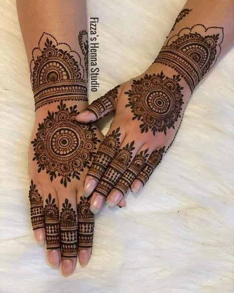 Henna Designs Back, Front Mehndi Design, Palm Mehndi Design, Mehndi Designs Bridal Hands, Beginner Henna Designs, Mehndi Designs For Kids, Very Simple Mehndi Designs, Simple Mehndi Designs Fingers, Modern Mehndi Designs