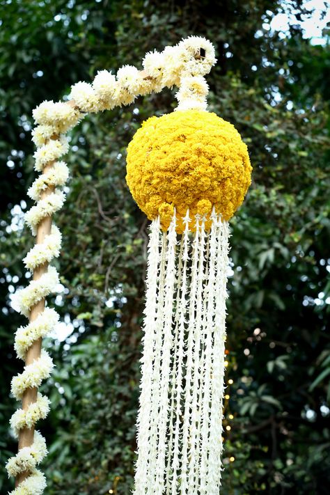 South Indian Theme Mehendi - Bespoke Designs Real Flower Decoration Ideas, Flower Decoration Indian, Real Flower Decoration, Haldi South Indian Decor, South Indian Flower Decoration, South Indian Haldi Backdrop, Flowers Ornaments For Haldi, Indian Theme, Marriage Decoration