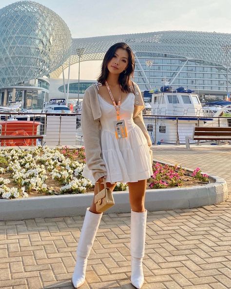 Muni He, Lily Muni, Happy Holidays Photo, Love On Tour Outfits, Girl 2nd Birthday, Relaxed Outfit, Night Photos, Fancy Dinner, Instagram Influencer