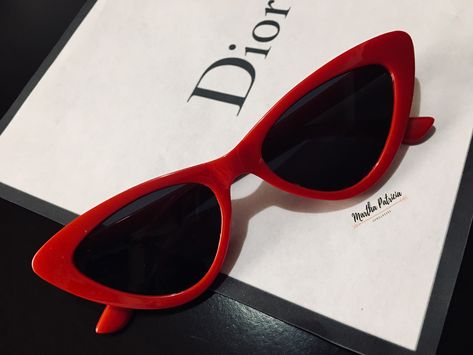 Pretty Sunglasses, Classy Glasses, I See Red, Trendy Glasses, Cute Sunglasses, Red Sunglasses, نظارات شمسية, Cute Glasses, Cool Glasses