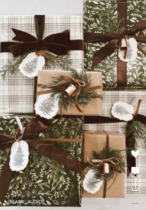 Christmas Present Aesthetic Ideas, Nordic Gift Wrapping, 2024 Gift Wrapping Ideas, Gift Wrapping Techniques With Ribbon, Modern Wrapping Ideas, Rustic Christmas Gift Wrapping Ideas, Brown Paper Presents, Natural Wrapping Paper Ideas, Brown Present Wrapping