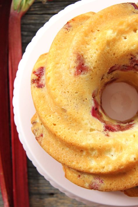 Rhubarb Bundt Cake, Best Bundt Cake Recipes, Best Bundt Cake, Vanilla Bundt Cake Recipes, Strawberry Rhubarb Cake, Strawberry Bundt Cake, Strawberry Rhubarb Recipes, Bundt Cake Recipes, Cake Bundt