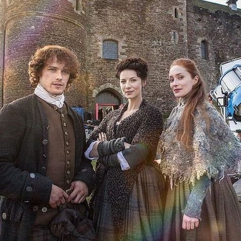 Jamie, Claire and Geillis. Behind the scenes. Season 1. ❤ #Outlander #JamieFraser #ClaireFraser #TheFrasers #SamHeughan #CaitrionaBalfe… Scotland Outlander, Lotte Verbeek, Historical Garments, Outlander Costumes, Scottish Clothing, Outlander Claire, Diana Gabaldon Outlander Series, Outlander Quotes, Outlander Season 1