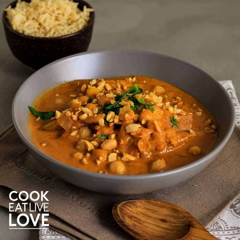 Vegetarian Massaman Curry with Chickpeas ~ Cook Eat Live Love Vegetarian Massaman Curry, Vegan Massaman Curry, Chickpeas And Potatoes, Curry With Chickpeas, Thai Massaman Curry, Thai Vegan, Asian Soups, Vegetarian Soups, Curry Recipes Vegetarian