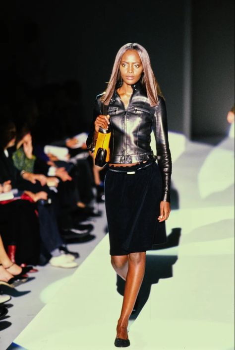 gucci by tom ford spring 1999 Gucci By Tom Ford, Gucci Runway, Tom Ford Gucci, Gucci Spring, 90s Runway Fashion, Happy Clothes, 90s Runway, Elsa Schiaparelli, 1990's Fashion